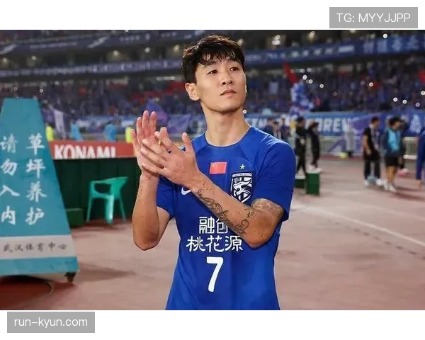 韦世豪又在场边摔水瓶了,这脾气到底图啥? 韦世豪又在场边摔水瓶了,这脾气到底图啥?